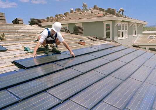 Монтаж солнечных панелей на крыше дома