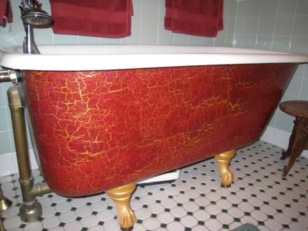 На фото ванна, покрытая акриловыми красками