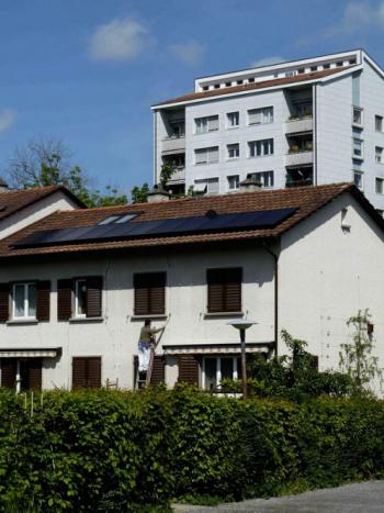 частный дом, оснащённый солнечными панелями