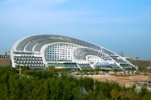 здание с солнечными батареями (Китай)