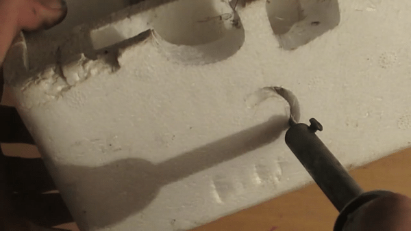 На фото показан простейший нож для пенопласта, сделанный за 10 минут из обычного паяльника