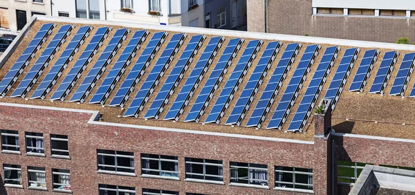 Панели солнечных батарей на строительство крыши — стоковое фото