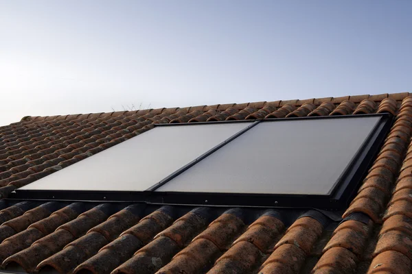 Панели солнечных батарей на крыше — стоковое фото