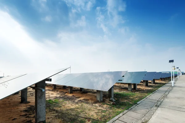 Панели солнечных батарей против голубого неба — стоковое фото
