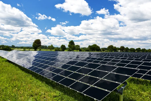 Панели солнечных батарей Технология энергии — стоковое фото