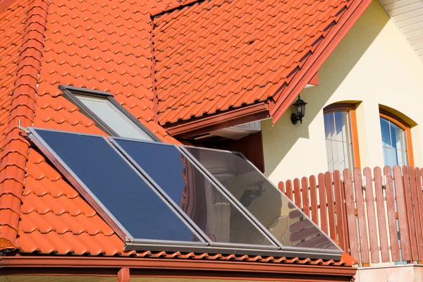 Солнечных панелей на крыше дома — стоковое фото