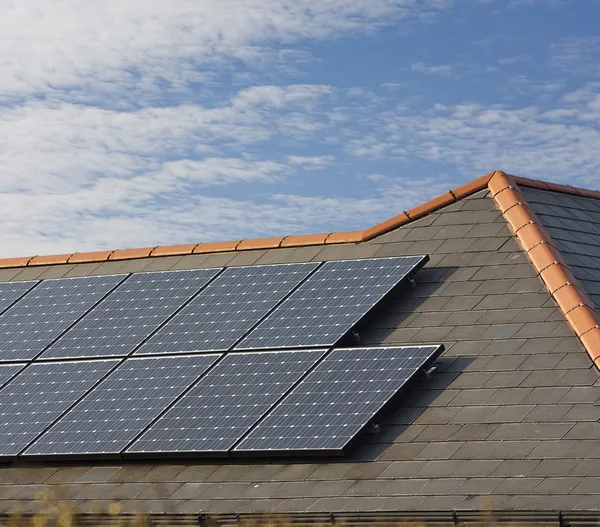 Фотоэлектрических солнечных панелей на крыше Шифер — стоковое фото